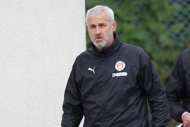GER, xFSx ,Hamburg, St.Pauli ,1. Bundesliga , Fussball, DFL, St. Pauli Training , Trainingszentrum Kollaustrasse , 22.10.2025 , v.l. Co-Trainer Peter Nemeth (FC St. Pauli) DFL regulations prohibit any use of photographs as image sequences and or quasi-video. Copyright: HMBxMedia FernandoxSoares
