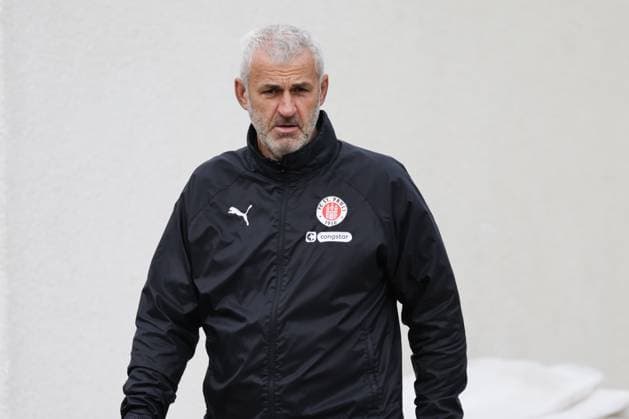 GER, xFSx ,Hamburg, St.Pauli ,1. Bundesliga , Fussball, DFL, St. Pauli Training , Trainingszentrum Kollaustrasse , 22.10.2025 , v.l. Co-Trainer Peter Nemeth (FC St. Pauli) DFL regulations prohibit any use of photographs as image sequences and or quasi-video. Copyright: HMBxMedia FernandoxSoares