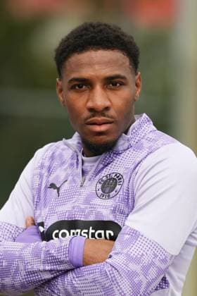 GER, xFSx ,Hamburg, St.Pauli ,1. Bundesliga , Fussball, DFL, St. Pauli Training , Trainingszentrum Kollaustrasse , 22.10.2025 , v.l. Oladapo Afolayan (FC St. Pauli ,17 ) DFL regulations prohibit any use of photographs as image sequences and or quasi-video. Copyright: HMBxMedia FernandoxSoares