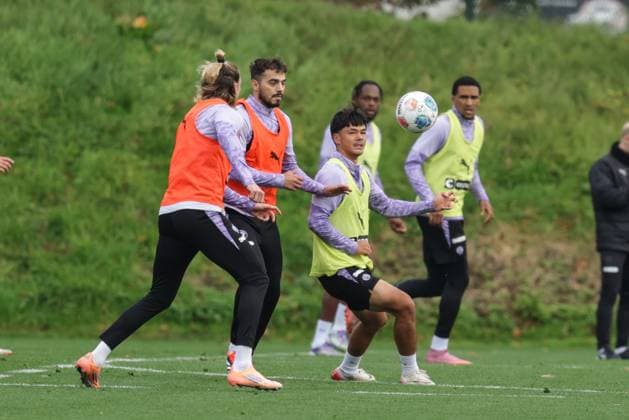 GER, xFSx ,Hamburg, St.Pauli ,1. Bundesliga , Fussball, DFL, St. Pauli Training , Trainingszentrum Kollaustrasse , 22.10.2025 , v.l. Jackson Irvine (FC St. Pauli ,7 ) , Danel Sinani (FC St. Pauli ,10 ) , Nick Schmidt (FC St. Pauli , 44 ) DFL regulations prohibit any use of photographs as image sequences and or quasi-video. Copyright: HMBxMedia FernandoxSoares