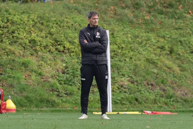 GER, xFSx ,Hamburg, St.Pauli ,1. Bundesliga , Fussball, DFL, St. Pauli Training , Trainingszentrum Kollaustrasse , 22.10.2025 , v.l. Trainer Alexander Blessin (FC St. Pauli) DFL regulations prohibit any use of photographs as image sequences and or quasi-video. Copyright: HMBxMedia FernandoxSoares