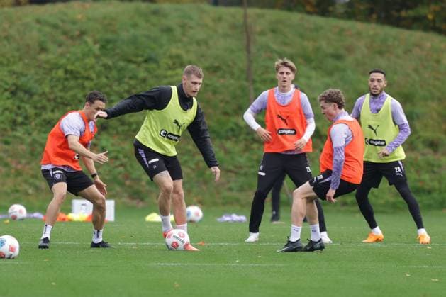 GER, xFSx ,Hamburg, St.Pauli ,1. Bundesliga , Fussball, DFL, St. Pauli Training , Trainingszentrum Kollaustrasse , 22.10.2025 , v.l. Martijn Kaars (FC St. Pauli ,19 ) , Eric Smith (FC St. Pauli ,8 ) , Erik Ahlstrand (FC St. Pauli ,20 ) , Mathias Pereira Lage (FC St. Pauli ,28) DFL regulations prohibit any use of photographs as image sequences and or quasi-video. Copyright: HMBxMedia FernandoxSoares