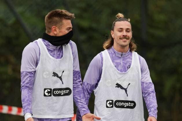 GER, xFSx ,Hamburg, St.Pauli ,1. Bundesliga , Fussball, DFL, St. Pauli Training , Trainingszentrum Kollaustrasse , 22.10.2025 , v.l. Hauke Wahl (FC St. Pauli ,5 ) , Jackson Irvine (FC St. Pauli ,7 ) DFL regulations prohibit any use of photographs as image sequences and or quasi-video. Copyright: HMBxMedia FernandoxSoares