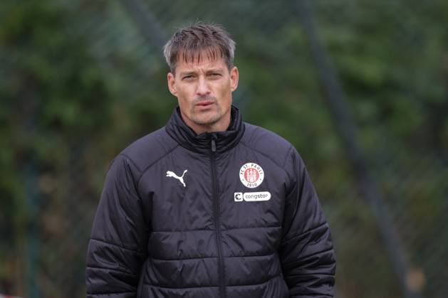 GER, xFSx ,Hamburg, St.Pauli ,1. Bundesliga , Fussball, DFL, St. Pauli Training , Trainingszentrum Kollaustrasse , 22.10.2025 , v.l. Trainer Alexander Blessin (FC St. Pauli) DFL regulations prohibit any use of photographs as image sequences and or quasi-video. Copyright: HMBxMedia FernandoxSoares