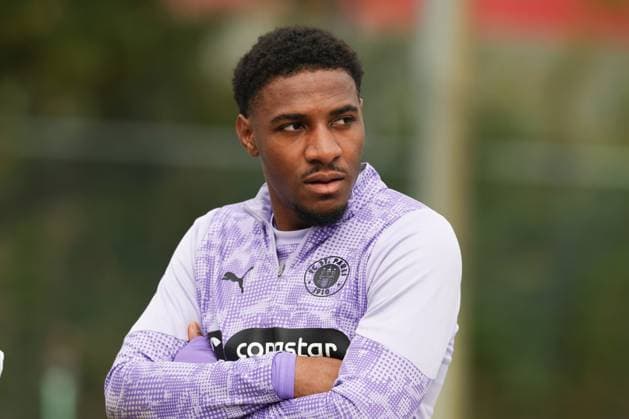 GER, xFSx ,Hamburg, St.Pauli ,1. Bundesliga , Fussball, DFL, St. Pauli Training , Trainingszentrum Kollaustrasse , 22.10.2025 , v.l. Oladapo Afolayan (FC St. Pauli ,17 ) DFL regulations prohibit any use of photographs as image sequences and or quasi-video. Copyright: HMBxMedia FernandoxSoares