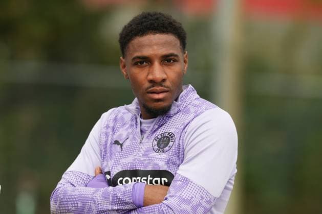 GER, xFSx ,Hamburg, St.Pauli ,1. Bundesliga , Fussball, DFL, St. Pauli Training , Trainingszentrum Kollaustrasse , 22.10.2025 , v.l. Oladapo Afolayan (FC St. Pauli ,17 ) DFL regulations prohibit any use of photographs as image sequences and or quasi-video. Copyright: HMBxMedia FernandoxSoares