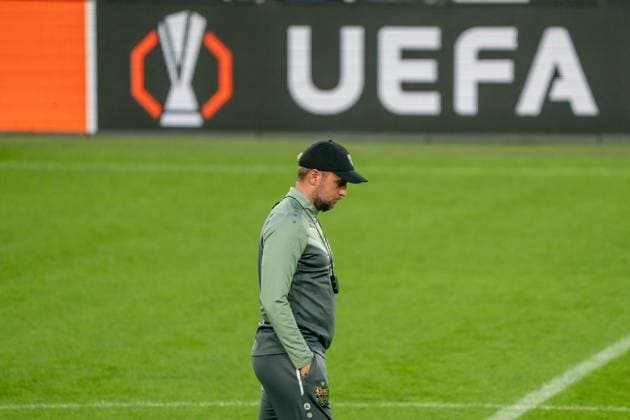 Sebastian Hoeneß (VfB Stuttgart, Trainer) beim Mannschaftsabschlusstraining im Chobani Stadyumu Fenerbahce, TUR, Fenerbahce Istanbul vs. VfB Stuttgart, Fussball, UEFA Europa League, Mediaday, Spieltag 3, Spielzeit 2025 2026, 22.10.2025, TUR, Fenerbahce Istanbul vs. VfB Stuttgart, Fussball, UEFA Europa League, Mediaday, Spieltag 3, Spielzeit 2025 2026, 22.10.2025, Istanbul Copyright: xEibner-Pressefoto EdwardxCheungx EP_ECG