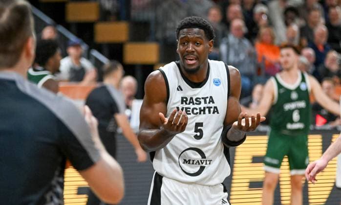 TJ Bamba (RASTA Vechta, 05) diskutiert mit dem Schiedsrichter RASTA Vechta vs. Sporting CP , Basketballl, FIBA European Cup, 2. Spieltag, Saison 2025 2026, 22.10.2025, RASTA Vechta vs. Sporting CP, Basketball, FIBA European Cup, 2. Spieltag, Saison 2025 2026, 22.10.2025 Vechta Copyright: xEibner-Pressefoto RobertxGertzenx EP_RGN