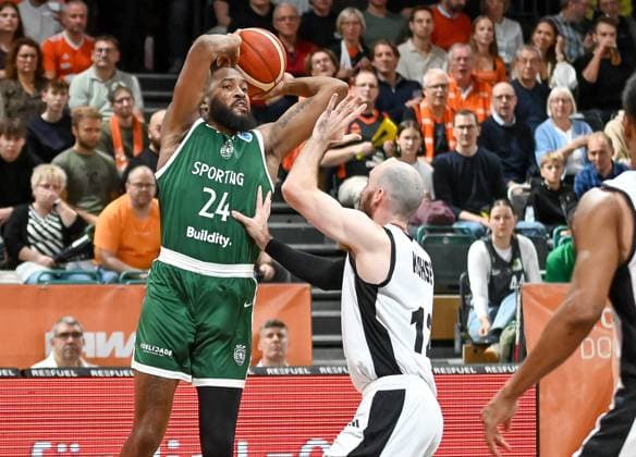 Malik Morgan (Sportzing CP, 24) am Ball gegen Tommy Kuhse (RASTA Vechta, 12) RASTA Vechta vs. Sporting CP , Basketballl, FIBA European Cup, 2. Spieltag, Saison 2025 2026, 22.10.2025, RASTA Vechta vs. Sporting CP, Basketball, FIBA European Cup, 2. Spieltag, Saison 2025 2026, 22.10.2025 Vechta Copyright: xEibner-Pressefoto RobertxGertzenx EP_RGN