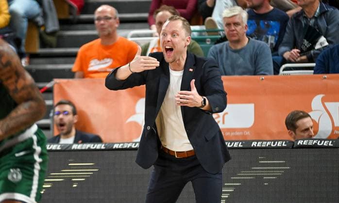 Christian Held (RASTA Vechta, Trainer) gestikuliert RASTA Vechta vs. Sporting CP , Basketballl, FIBA European Cup, 2. Spieltag, Saison 2025 2026, 22.10.2025, RASTA Vechta vs. Sporting CP, Basketball, FIBA European Cup, 2. Spieltag, Saison 2025 2026, 22.10.2025 Vechta Copyright: xEibner-Pressefoto RobertxGertzenx EP_RGN