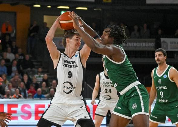 Joschka Ferner (RASTA Vechta, 09) am Ball RASTA Vechta vs. Sporting CP , Basketballl, FIBA European Cup, 2. Spieltag, Saison 2025 2026, 22.10.2025, RASTA Vechta vs. Sporting CP, Basketball, FIBA European Cup, 2. Spieltag, Saison 2025 2026, 22.10.2025 Vechta Copyright: xEibner-Pressefoto RobertxGertzenx EP_RGN