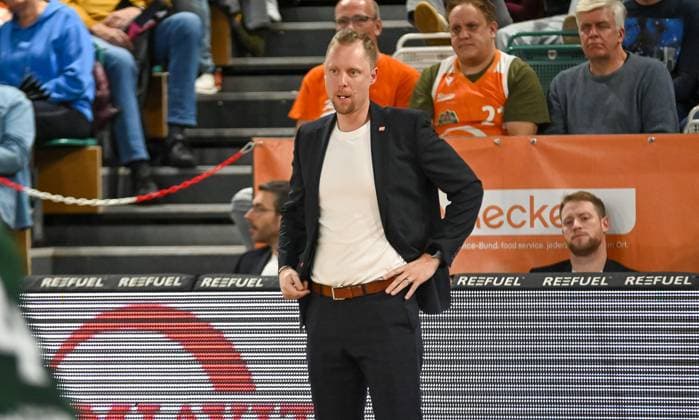 Christian Held (RASTA Vechta, Trainer) gestikuliert RASTA Vechta vs. Sporting CP , Basketballl, FIBA European Cup, 2. Spieltag, Saison 2025 2026, 22.10.2025, RASTA Vechta vs. Sporting CP, Basketball, FIBA European Cup, 2. Spieltag, Saison 2025 2026, 22.10.2025 Vechta Copyright: xEibner-Pressefoto RobertxGertzenx EP_RGN