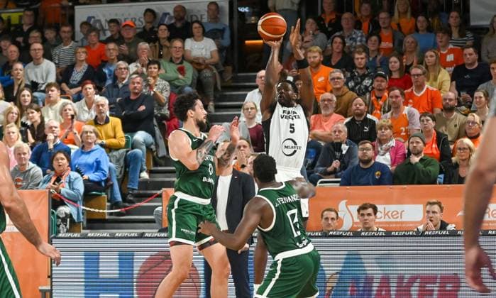 TJ Bamba (Rasta Vechta, 05) beim Wurf RASTA Vechta vs. Sporting CP , Basketballl, FIBA European Cup, 2. Spieltag, Saison 2025 2026, 22.10.2025, RASTA Vechta vs. Sporting CP, Basketball, FIBA European Cup, 2. Spieltag, Saison 2025 2026, 22.10.2025 Vechta Copyright: xEibner-Pressefoto RobertxGertzenx EP_RGN