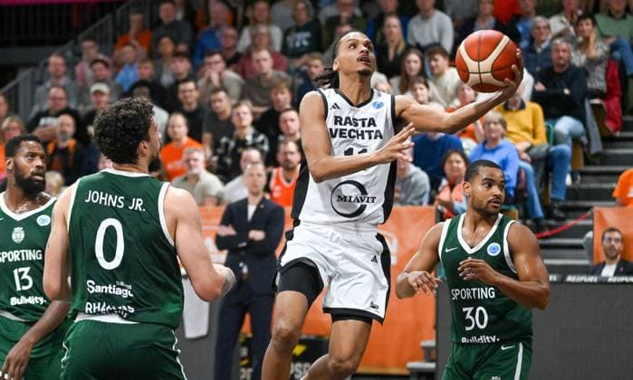 Alonzo Verge Jr. (RASTA Vechta, 11) gegen Brandon Johns (Sporting CP, 00) und Stephan Swenson (Sporting CP, 30) RASTA Vechta vs. Sporting CP , Basketballl, FIBA European Cup, 2. Spieltag, Saison 2025 2026, 22.10.2025, RASTA Vechta vs. Sporting CP, Basketball, FIBA European Cup, 2. Spieltag, Saison 2025 2026, 22.10.2025 Vechta Copyright: xEibner-Pressefoto RobertxGertzenx EP_RGN