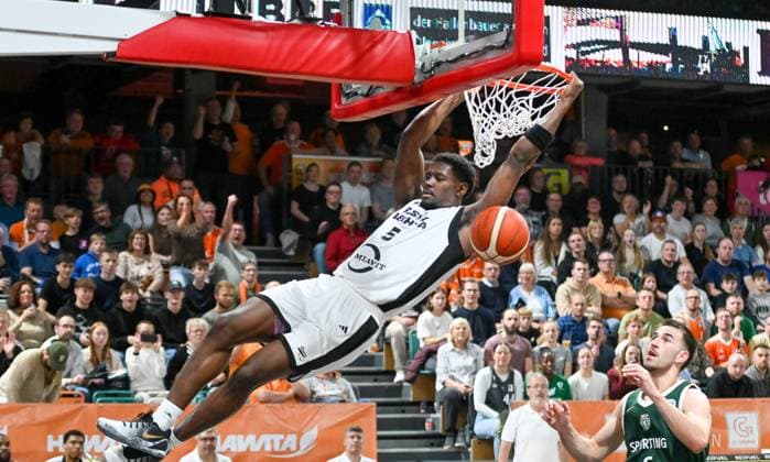 TJ Bamba (RASTA Vechta, 05) beim Dunking RASTA Vechta vs. Sporting CP , Basketballl, FIBA European Cup, 2. Spieltag, Saison 2025 2026, 22.10.2025, RASTA Vechta vs. Sporting CP, Basketball, FIBA European Cup, 2. Spieltag, Saison 2025 2026, 22.10.2025 Vechta Copyright: xEibner-Pressefoto RobertxGertzenx EP_RGN