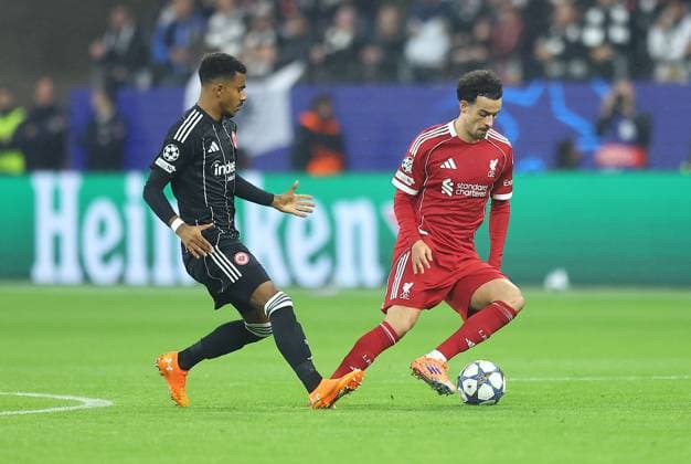 Curtis Jones of Liverpool and Ansgar Knauff of Eintracht Frankfurt Eintracht Frankfurt v Liverpool, UEFA Champions League, Group Stage, Football, Deutsche Bank Park, Frankfurt, Germany - 22 Oct 2025Frankfurt Deutsche Bank Park Germany EDITORIAL USE ONLY No use with unauthorised audio, video, data, fixture lists, club league logos or live services. Online in-match use limited to 120 images, no video emulation. No use in betting, games or single club league player publications. Copyright: xMichaelxZemanek Shutterstockx 15558828g