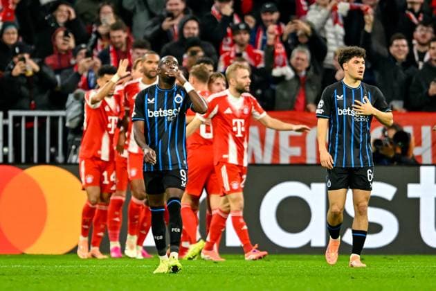 v.li.: Carlos FORBS (Club Brügge, 9) ujnd Kyriani SABBE (Club Brügge, 64) nach dem Tor zum 2:0 enttäuscht schauend, Enttäuschung, Frustration, disappointed, pessimistisch, im Hintergrund bejubeln die Spieler des FC Bayern das Tor, 22.10.2025, München (Deutschland), Fussball, UEFA Champions League, Ligaphase, FC Bayern München - Club Brügge, THE EVENT REGULATIONS PROHIBIT ANY USE OF PHOTOGRAPHS AS IMAGE SEQUENCES AND OR QUASI-VIDEOS.