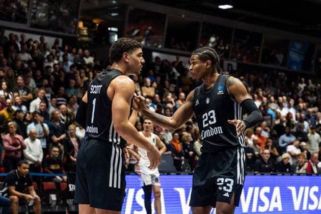 GER, BKT EuroCup, Saison 2025 2026, Niners Chemnitz - London Lions. 22.10.2025, Messe, Chemnitz, GER, BKT EuroCup, Saison 2025 2026, Niners Chemnitz - London Lions. Joel Scott (London Lions, 1), Kameron Mcgusty (London Lions, 23) Foto Alexander Trienitz Chemnitz Messe Sachsen Deutschland