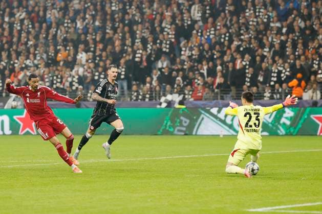 v.l. Hugo Ekitike (Liverpool FC, 22), Goal scored, erzielt das Tor zum 1:1, celebrate the goal, Robin Koch (Eintracht Frankfurt, 4) und Torwart Michael Zetterer (Eintracht Frankfurt, 23), 22.10.2025, Fussball, Uefa Champions League, Eintracht Frankfurt - Liverpool FC, GER, Frankfurt am Main, Deutsche Bank Park. Copyright: HMBxMedia xHeikoxBecker
