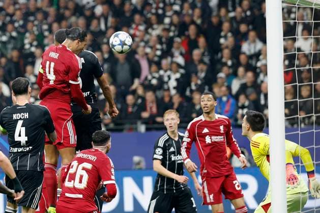 v.l. Virgil van Dijk (Liverpool FC, 4), Goal scored, erzielt das Tor zum 1:2, celebrate the goal 22.10.2025, Fussball, Uefa Champions League, Eintracht Frankfurt - Liverpool FC, GER, Frankfurt am Main, Deutsche Bank Park. Copyright: HMBxMedia xHeikoxBecker