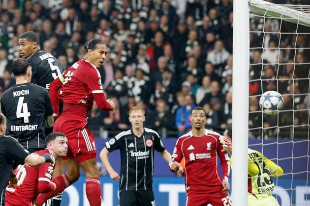 v.l. Virgil van Dijk (Liverpool FC, 4), Goal scored, erzielt das Tor zum 1:2, celebrate the goal 22.10.2025, Fussball, Uefa Champions League, Eintracht Frankfurt - Liverpool FC, GER, Frankfurt am Main, Deutsche Bank Park. Copyright: HMBxMedia xHeikoxBecker