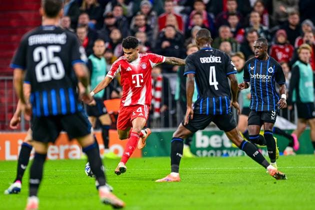 Luis DIAZ (FC Bayern München, FCB, 14) trifft zum 3:0, Aleksandar STANKOVIC (Club Brügge, 25) Joel ORDONEZ (Club Brügge, 4) Carlos FORBS (Club Brügge, 9), 22.10.2025, München (Deutschland), Fussball, UEFA Champions League, Ligaphase, FC Bayern München - Club Brügge, THE EVENT REGULATIONS PROHIBIT ANY USE OF PHOTOGRAPHS AS IMAGE SEQUENCES AND OR QUASI-VIDEOS.