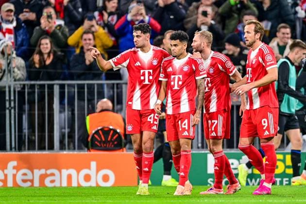 Spieler des FC Bayern mit Torjubel, Jubel, Torjubel, Torerfolg, celebrate the goal, goal, celebration, Jubel ueber das Tor zum 3:0 durch Luis DIAZ (FC Bayern München, FCB, 14) (2.v.l.), optimistisch, Action, Aktion, 22.10.2025, München (Deutschland), Fussball, UEFA Champions League, Ligaphase, FC Bayern München - Club Brügge, THE EVENT REGULATIONS PROHIBIT ANY USE OF PHOTOGRAPHS AS IMAGE SEQUENCES AND OR QUASI-VIDEOS.