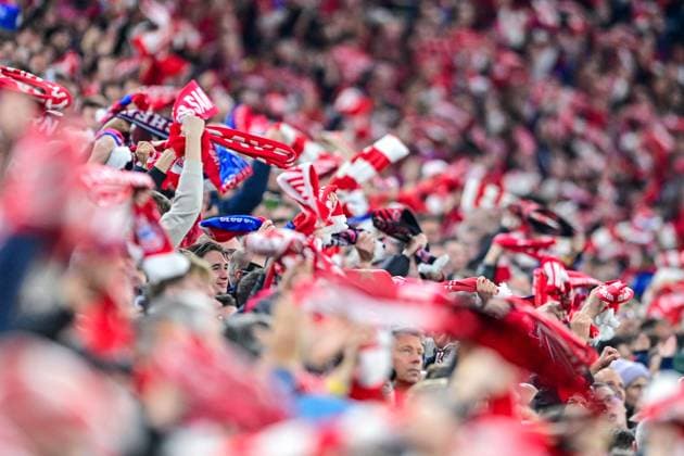 Fans des FC Bayern schwenken nach dem Tor ihre Schals, Fans, Publikum, Zuschauer, Stimmung, Atmosphäre, Stadion, 22.10.2025, München (Deutschland), Fussball, UEFA Champions League, Ligaphase, FC Bayern München - Club Brügge, THE EVENT REGULATIONS PROHIBIT ANY USE OF PHOTOGRAPHS AS IMAGE SEQUENCES AND OR QUASI-VIDEOS.