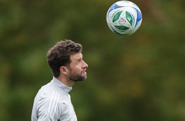 October 22, 2025, Vancouver, Bc, CANADA: Vancouver Whitecaps Thomas Muller kicks a ball up to his head during MLS, Fussball Herren, USA soccer practice, in Vancouver, on Wednesday, Oct. 22, 2025. The Whitecaps will start their post-season run Sunday when they begin a best-of-three first-round series against FC Dallas in Vancouver. Canada News - October 22, 2025 - ZUMAc35_ 20251022_zaf_c35_036 Copyright: xDarrylxDyckx