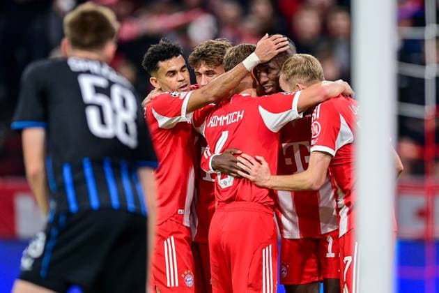 Spieler des FC Bayern mit Torjubel, Jubel, Torjubel, Torerfolg, celebrate the goal, goal, celebration, Jubel ueber das Tor zum 4:0 durch Nicolas JACKSON (FC Bayern München, FCB, 11) (1.v.re.), optimistisch, Action, Aktion, 22.10.2025, München (Deutschland), Fussball, UEFA Champions League, Ligaphase, FC Bayern München - Club Brügge, THE EVENT REGULATIONS PROHIBIT ANY USE OF PHOTOGRAPHS AS IMAGE SEQUENCES AND OR QUASI-VIDEOS.