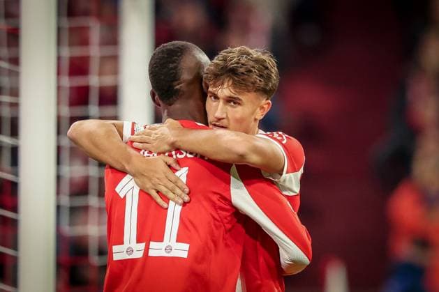 Nicolas Jackson 11 (FC Bayern Muenchen) ,Torschuetze zum 4:0, jubelt mit Tom Bischof 20 (FC Bayern Muenchen), FC Bayern Muenchen vs. Club Brugge, Fussball, Maenner, UEFA Champions League, Saison 2025 2026, Allianz Arena, 3. Spieltag, 22.10.2025 Muenchen Bayern Deutschland