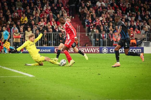 Nicolas Jackson 11 (FC Bayern Muenchen) vergibt eine Chance, Nordin Jackers 29 (Club Brugge) haelt, mit Joel Ordonez 4 (Club Brugge), FC Bayern Muenchen vs. Club Brugge, Fussball, Maenner, UEFA Champions League, Saison 2025 2026, Allianz Arena, 3. Spieltag, 22.10.2025 Muenchen Bayern Deutschland