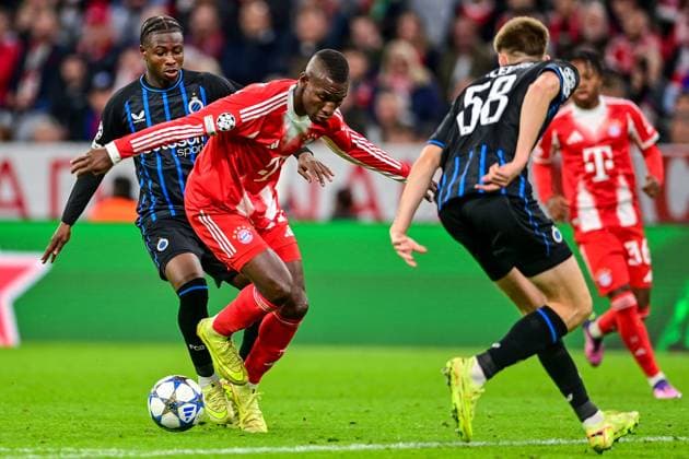 v.li.: Mamadou DIAKHON (Club Brügge, 67) Nicolas JACKSON (FC Bayern München, FCB, 11) Jorne SPILEERS (Club Brügge, 58) im Zweikampf, Duell, duel, tackle, Dynamik, Action, Aktion, 22.10.2025, München (Deutschland), Fussball, UEFA Champions League, Ligaphase, FC Bayern München - Club Brügge, THE EVENT REGULATIONS PROHIBIT ANY USE OF PHOTOGRAPHS AS IMAGE SEQUENCES AND OR QUASI-VIDEOS.