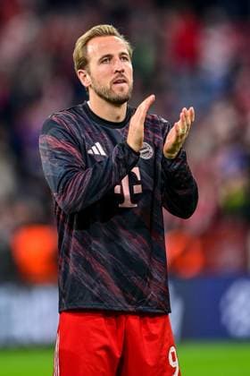 Harry KANE (FC Bayern München, FCB, 9) bedankt sich bei den Fans, bedanken, Dank, Feiern, optimistisch, Einzelbild, Aktion, Action, 22.10.2025, München (Deutschland), Fussball, UEFA Champions League, Ligaphase, FC Bayern München - Club Brügge, THE EVENT REGULATIONS PROHIBIT ANY USE OF PHOTOGRAPHS AS IMAGE SEQUENCES AND OR QUASI-VIDEOS.