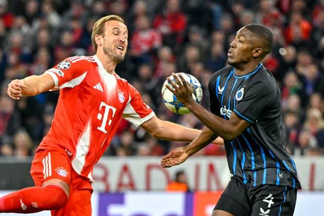 v.li.: Harry KANE (FC Bayern München, FCB, 9) Joel ORDONEZ (Club Brügge, 4) im Zweikampf, Duell, duel, tackle, Dynamik, Action, Aktion, 22.10.2025, München (Deutschland), Fussball, UEFA Champions League, Ligaphase, FC Bayern München - Club Brügge, THE EVENT REGULATIONS PROHIBIT ANY USE OF PHOTOGRAPHS AS IMAGE SEQUENCES AND OR QUASI-VIDEOS.