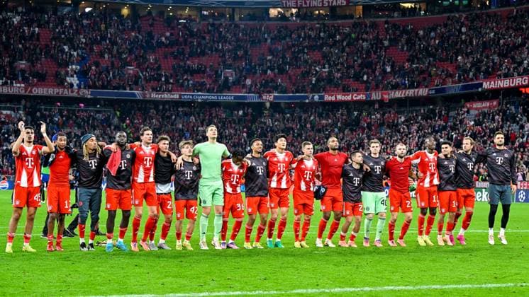 Spieler des FC Bayern mit Schlussjubel, bedanken sich bei den Fans, bedanken, Dank, Feiern, optimistisch, 22.10.2025, München (Deutschland), Fussball, UEFA Champions League, Ligaphase, FC Bayern München - Club Brügge, THE EVENT REGULATIONS PROHIBIT ANY USE OF PHOTOGRAPHS AS IMAGE SEQUENCES AND OR QUASI-VIDEOS.