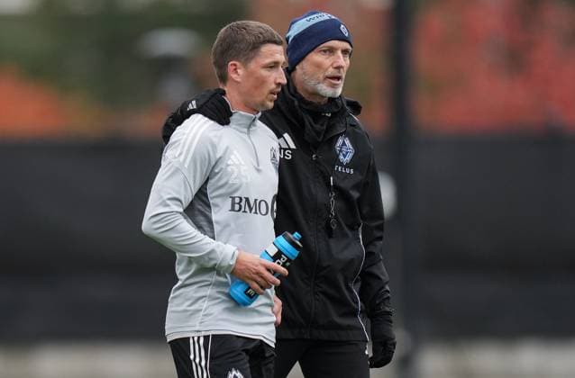 October 22, 2025, Vancouver, Bc, CANADA: Vancouver Whitecaps head coach Jesper Sorensen, right, talks with Ryan Gauld during MLS, Fussball Herren, USA soccer practice, in Vancouver, on Wednesday, Oct. 22, 2025. The Whitecaps will start their post-season run Sunday when they begin a best-of-three first-round series against FC Dallas in Vancouver. Canada News - October 22, 2025 - ZUMAc35_ 20251022_zaf_c35_050 Copyright: xDarrylxDyckx
