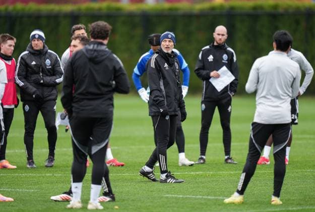 October 22, 2025, Vancouver, Bc, CANADA: Vancouver Whitecaps head coach Jesper Sorensen, centre, talks to players and staff during MLS, Fussball Herren, USA soccer practice, in Vancouver, on Wednesday, Oct. 22, 2025. The Whitecaps will start their post-season run Sunday when they begin a best-of-three first-round series against FC Dallas in Vancouver. Canada News - October 22, 2025 - ZUMAc35_ 20251022_zaf_c35_049 Copyright: xDarrylxDyckx