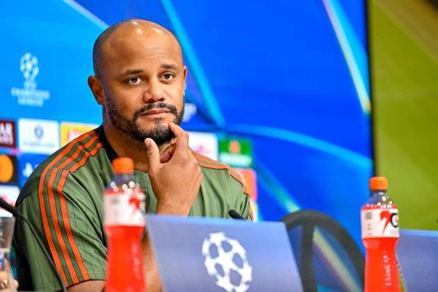 Trainer Vincent KOMPANY (Coach, Headcoach, FC Bayern München, FCB) nachdenklich auf der Pressekonferenz, PK, Porträt, Portrait, Einzelbild, Aktion, Action, 22.10.2025, München (Deutschland), Fussball, UEFA Champions League, Ligaphase, FC Bayern München - Club Brügge, THE EVENT REGULATIONS PROHIBIT ANY USE OF PHOTOGRAPHS AS IMAGE SEQUENCES AND OR QUASI-VIDEOS.
