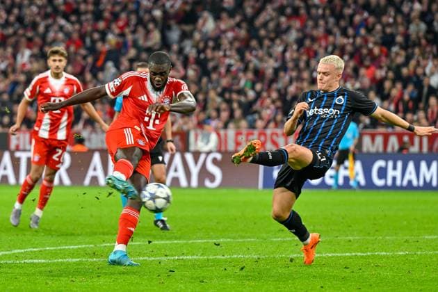 v.li.: Dayot UPAMECANO (FC Bayern München, FCB, 2) zieht ab, Torschuss, Hugo SIQUET (Club Brügge, 41), 22.10.2025, München (Deutschland), Fussball, UEFA Champions League, Ligaphase, FC Bayern München - Club Brügge, THE EVENT REGULATIONS PROHIBIT ANY USE OF PHOTOGRAPHS AS IMAGE SEQUENCES AND OR QUASI-VIDEOS.
