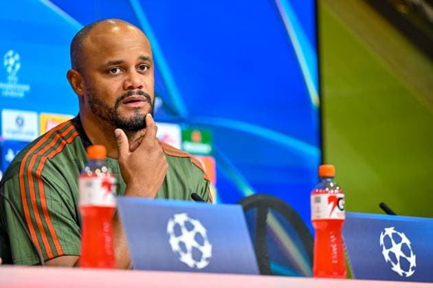 Trainer Vincent KOMPANY (Coach, Headcoach, FC Bayern München, FCB) nachdenklich auf der Pressekonferenz, PK, Porträt, Portrait, Einzelbild, Aktion, Action, 22.10.2025, München (Deutschland), Fussball, UEFA Champions League, Ligaphase, FC Bayern München - Club Brügge, THE EVENT REGULATIONS PROHIBIT ANY USE OF PHOTOGRAPHS AS IMAGE SEQUENCES AND OR QUASI-VIDEOS.