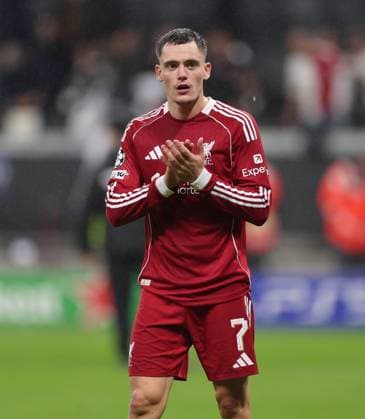 22.10.2025, Fussball UEFA Champions League, Eintracht Frankfurt - Liverpool FC, emonline, emspor, v.l., Florian Wirtz (Liverpool FC) bedankt sich bei den Fans, bedanken, Dank, Mannschaft nach dem Spiel, after the match, bedankt sich bei den Fans, applauds the fans DFL DFB REGULATIONS PROHIBIT ANY USE OF PHOTOGRAPHS AS IMAGE SEQUENCES AND OR QUASI-VIDEO. xdcx Copyright: HMBxMedia Claus