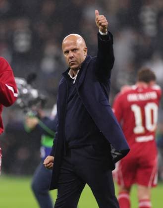 22.10.2025, Fussball UEFA Champions League, Eintracht Frankfurt - Liverpool FC, emonline, emspor, v.l., Trainer Arne Slot (Liverpool FC) bedankt sich bei den Fans, bedanken, Dank, Mannschaft nach dem Spiel, after the match, bedankt sich bei den Fans, applauds the fans DFL DFB REGULATIONS PROHIBIT ANY USE OF PHOTOGRAPHS AS IMAGE SEQUENCES AND OR QUASI-VIDEO. xdcx Copyright: HMBxMedia Claus