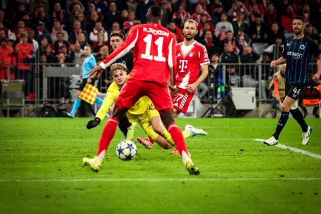 Nicolas Jackson 11 (FC Bayern Muenchen) mit dem 4:0, Nordin Jackers 29 (Club Brugge) ohne Abwehrchance, Konrad Laimer 27 (FC Bayern Muenchen) und Brandon Mechele 44 (Club Brugge) schauen zu, FC Bayern Muenchen vs. Club Brugge, Fussball, Maenner, UEFA Champions League, Saison 2025 2026, Allianz Arena, 3. Spieltag, 22.10.2025 Muenchen Bayern Deutschland