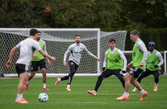 October 22, 2025, Vancouver, Bc, CANADA: Vancouver Whitecaps Sebastian Berhalter, front left, and Belal Halbouni, left to right, Thomas Muller, Andres Cubas, Ryan Gauld and Emmanuel Sabbi participate in a drill during MLS, Fussball Herren, USA soccer practice, in Vancouver, on Wednesday, Oct. 22, 2025. The Whitecaps will start their post-season run Sunday when they begin a best-of-three first-round series against FC Dallas in Vancouver. Canada News - October 22, 2025 - ZUMA Oct 20251022_zaf_c35_078 Copyright: xDarrylxDyckx