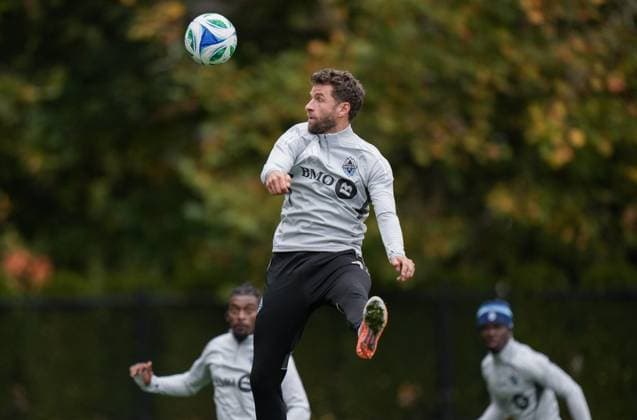 October 22, 2025, Vancouver, Bc, CANADA: Vancouver Whitecaps Thomas Muller jumps for a ball as it goes over his head during MLS, Fussball Herren, USA soccer practice, in Vancouver, on Wednesday, Oct. 22, 2025. The Whitecaps will start their post-season run Sunday when they begin a best-of-three first-round series against FC Dallas in Vancouver. Canada News - October 22, 2025 - ZUMA Oct 20251022_zaf_c35_079 Copyright: xDarrylxDyckx
