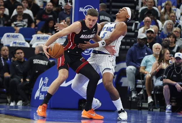 October 22, 2025, Orlando, Fl - Florida, USA: The Miami Heat s Nikola Jovic, left, collides with the Orlando Magic s Paolo Banchero, right, at the Kia Center on Oct. 22, 2025, in Orlando, Florida. Orlando USA - ZUMAm67_ 20251022_zaf_m67_009 Copyright: xStephenxM.xDowellx