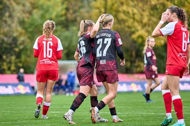 23.10.2025, GER, Frauenfußball, Testspiel, 2025 2026, RB Leipzig - Turbine Potsdam Luca Graf (26, RB Leipzig, li.), Marlene Müller (27, RB Leipzig), Jubel nach 1:0, Abklatschen, Rückansicht Leipzig Sportschule Egidius Braun Sachsen Deutschland