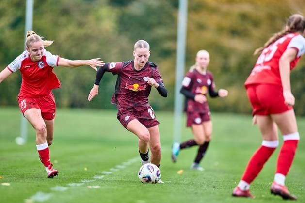 23.10.2025, GER, Frauenfußball, Testspiel, 2025 2026, RB Leipzig - Turbine Potsdam Marlene Müller (27, RB Leipzig), Freisteller, Aktion, mit Ball, dribbelt Leipzig Sportschule Egidius Braun Sachsen Deutschland