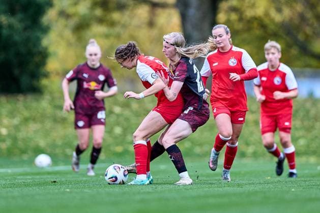 23.10.2025, GER, Frauenfußball, Testspiel, 2025 2026, RB Leipzig - Turbine Potsdam Mia Schmid (6, Turbine Potsdam, li.), Kyra Spitzner (23, RB Leipzig), Aktion, Zweikampf um Ball Leipzig Sportschule Egidius Braun Sachsen Deutschland